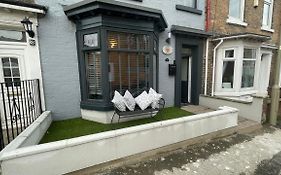 House Located Centrally For Up To 8 Guests
